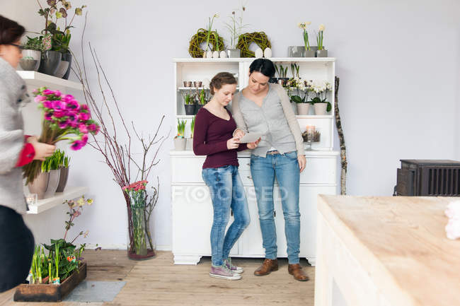 Woman and teenage girl in florist studio — Stock Photo