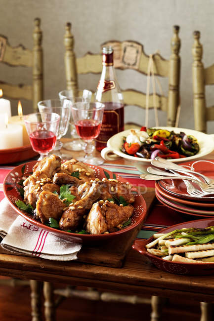 Apparecchiare la tavola con pollo e verdure — Foto stock
