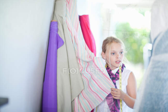 Chica jugando diseñador de moda - foto de stock