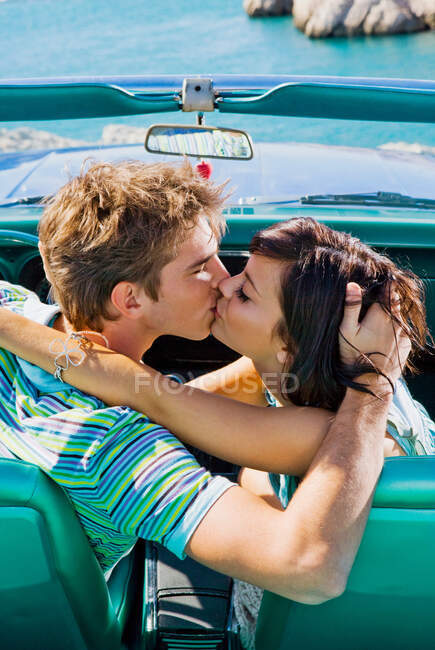 Hombre y mujer besándose - foto de stock