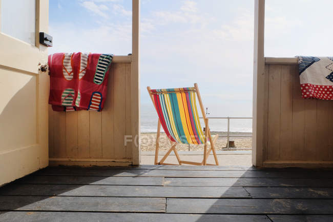 Leerer Liegestuhl vor der Strandhütte, Rückansicht — Stockfoto