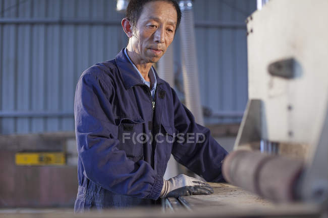 Carpinteiro trabalhando no revestimento de madeira na fábrica, Jiangsu, China — Fotografia de Stock