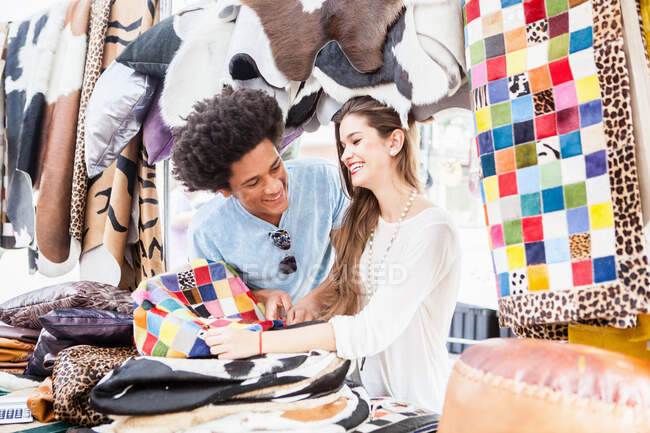 Giovane coppia guardando souvenir nel mercato — Foto stock