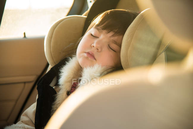 Menina jovem dormindo no carro — Fotografia de Stock