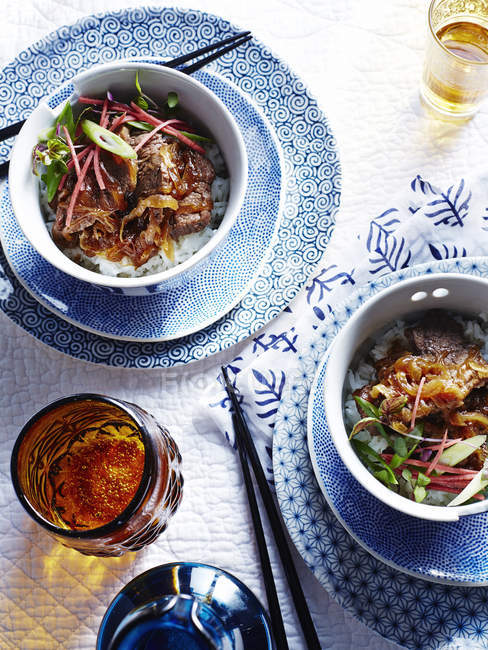 Schüsseln mit Curry und gedämpftem Reis auf dem Tisch — Stockfoto