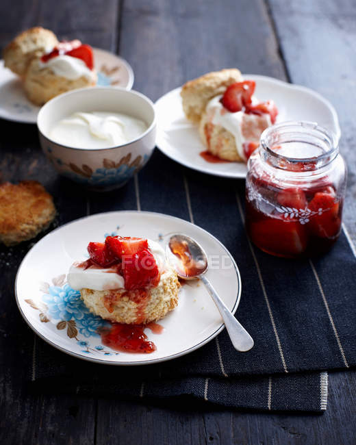 Teller Erdbeer-Shortcake mit Sahne — Stockfoto