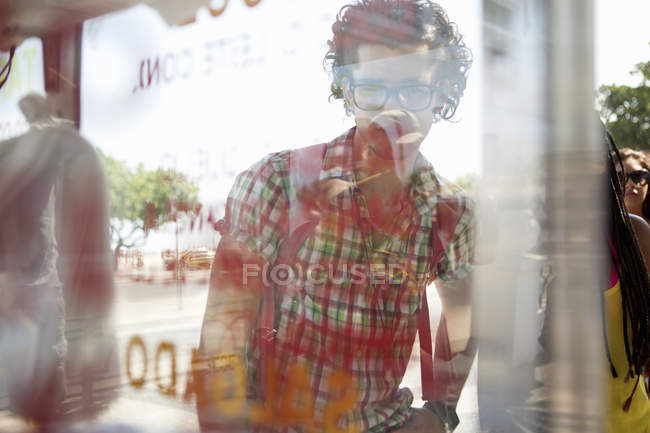 Молода людина читання продовольчої зрив меню вікна, Копакабана, Ріо-де-Жанейро, Бразилія — стокове фото