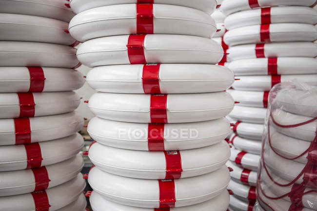 Упаковка спасательных буев на заводе по производству продукции для лодок и кемпингов — стоковое фото