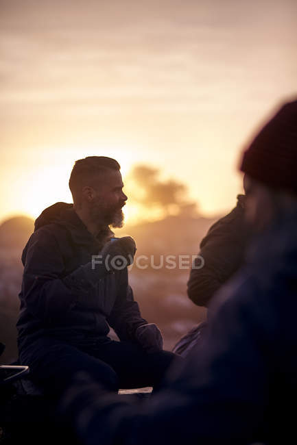 Männliche Wanderer entspannen sich auf Reisen, Lappland, Finnland — Stockfoto
