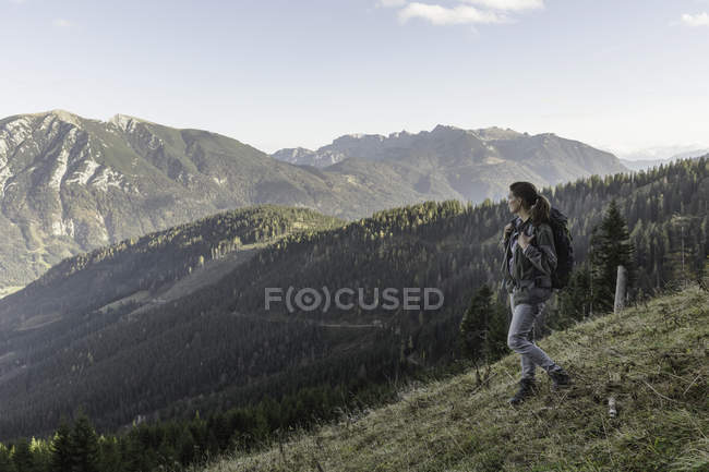 Mid adult woman backpacking in Achensee, Tyrol, Austria — Stock Photo