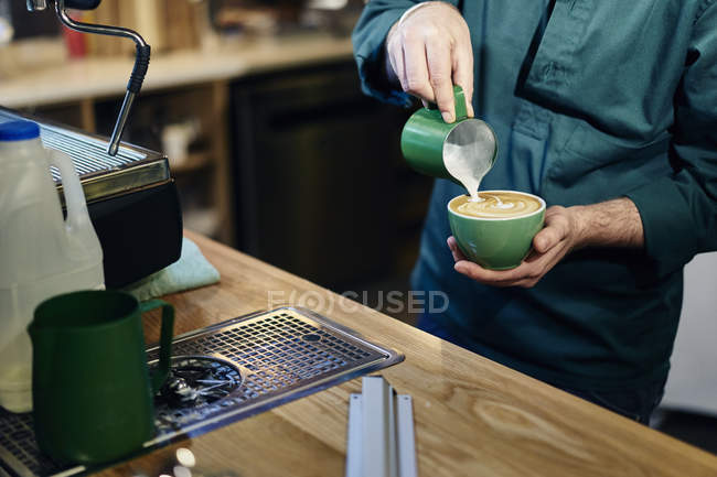 Abgeschnittenes Bild eines männlichen Baristas, der Kaffee kocht — Stockfoto