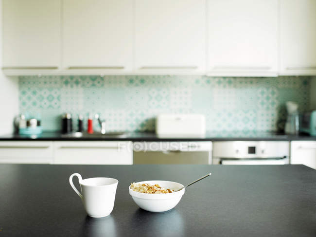 Tè e cereali sul bancone della cucina — Foto stock