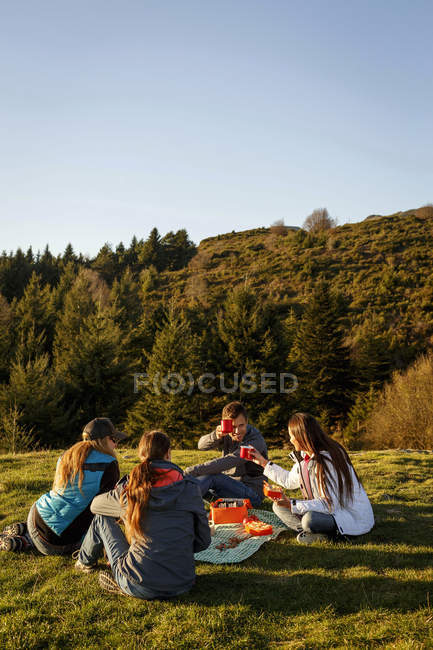 Hikers having picnic on hilltop, Montseny, Barcelona, Catalonia, Spain — Stock Photo