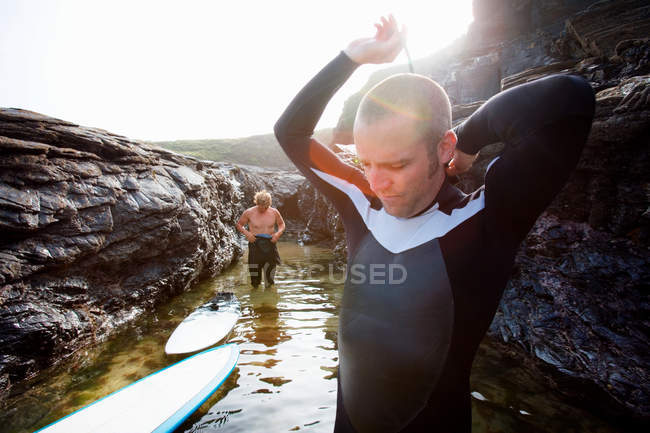 Due uomini in acqua su tavole da surf — Foto stock