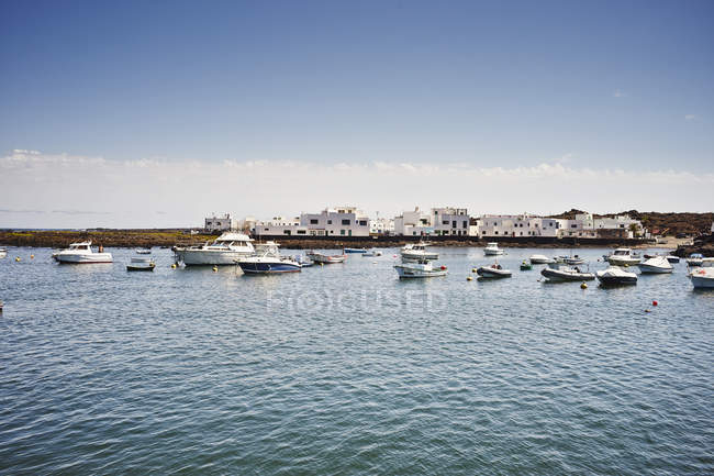Лодки и корабли в гавани, Лансароте, Испания — стоковое фото