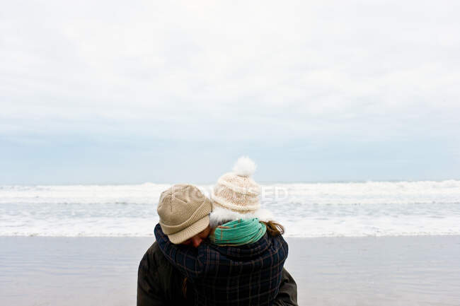 Casal abraço na praia — Fotografia de Stock