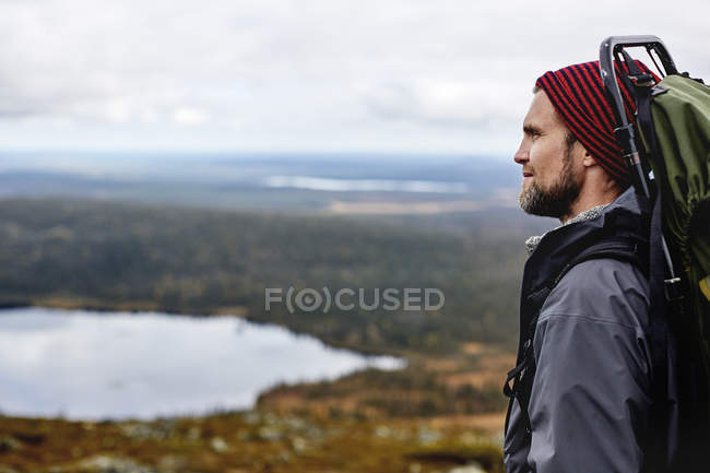 Hiker enjoying view on cliff top, Keimiotunturi, Lapland, Finland — Stock Photo
