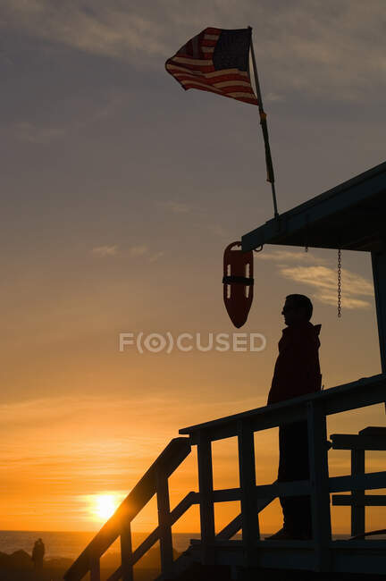 Menschensilhouette am Strand bei Sonnenuntergang — Stockfoto