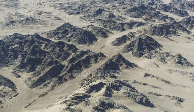 Вид с воздуха на скалистые горы и долины при солнечном свете — стоковое фото