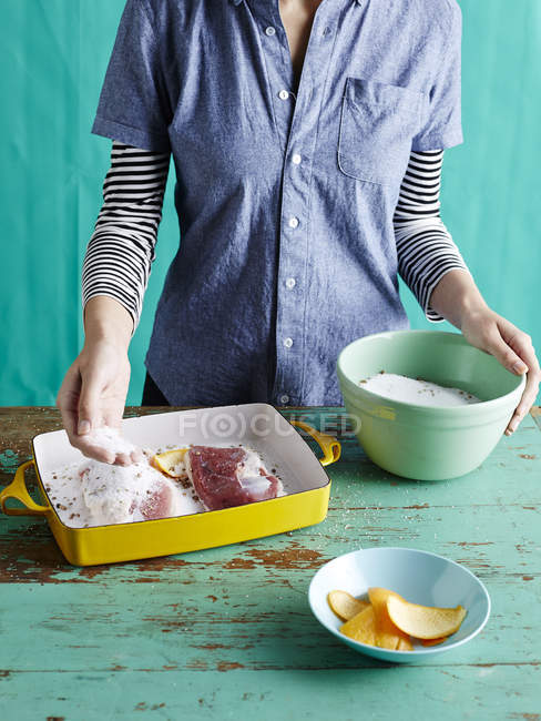 Mujer preparando prosciutto de pato paso 1, salando pechos de pato - foto de stock
