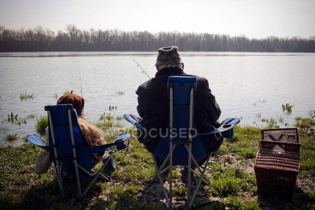 Grandfather and granddaughter fishing — Stock Photo