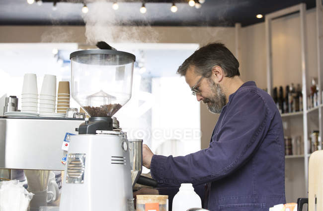 Maduro masculino café proprietário preparar café — Fotografia de Stock