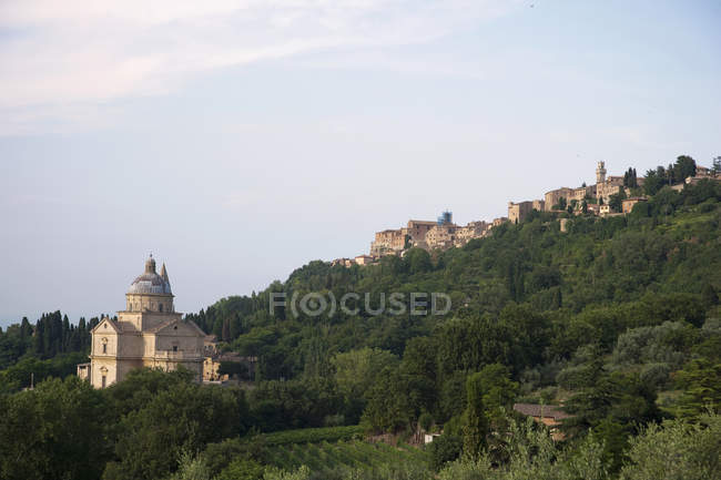 Village and cathedral on rural hillside — Stock Photo
