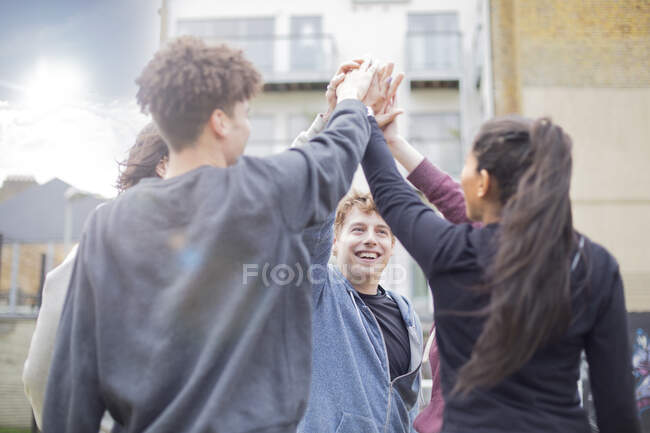Groupe d'adultes, toucher les mains, à l'extérieur — Photo de stock