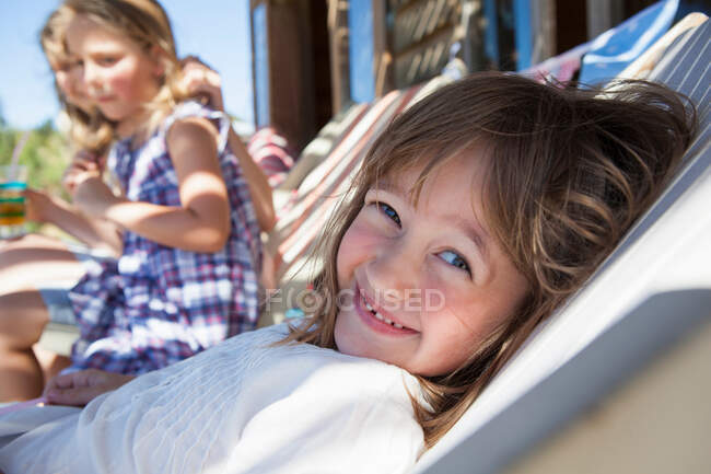 Mädchen entspannen sich im Sommer im Schatten — Stockfoto