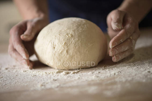 Immagine ritagliata di donna che modella pasta di pane — Foto stock
