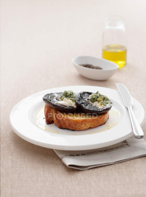 Bread with baked mushrooms — Stock Photo