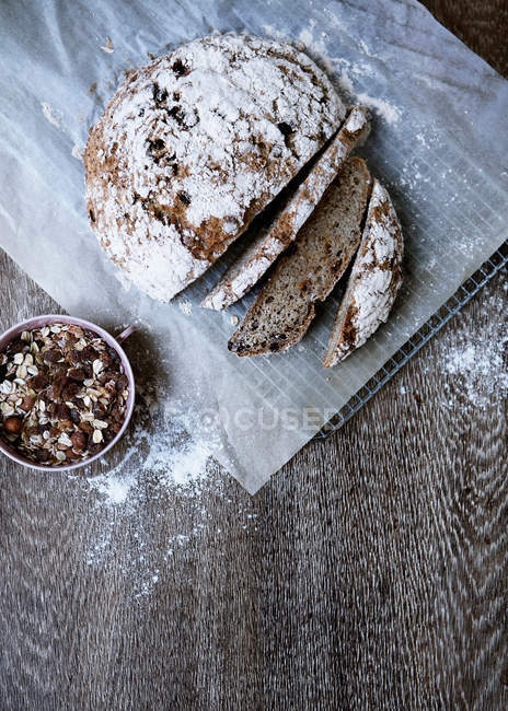 Hausgemachtes Brot mit Müsli — Stockfoto