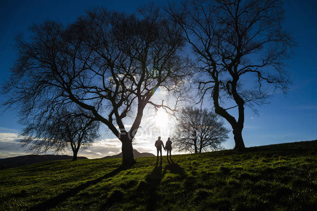A young couple hold hands on Calton Hill in Edinburgh, capital of Scotland — Stock Photo