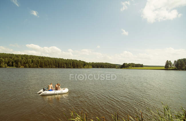 Persone in gommone, fiume Rezh, Oblast 'di Sverdlovsk, Russia — Foto stock