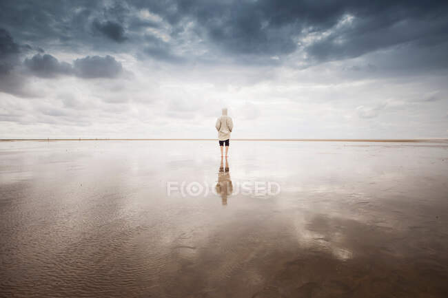 Femme sur la plage, Schleswig Holstein, Allemagne — Photo de stock