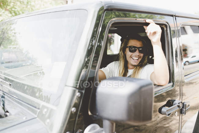 Homem atrás das rodas olhando para fora da van — Fotografia de Stock