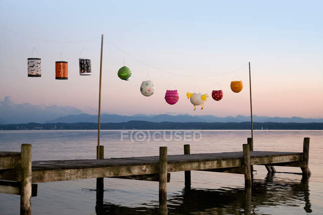 Lanternes en papier sur jetée — Photo de stock