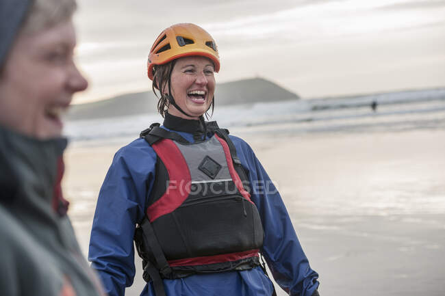 Metà donna adulta indossa casco e giubbotto di salvataggio, ridendo — Foto stock