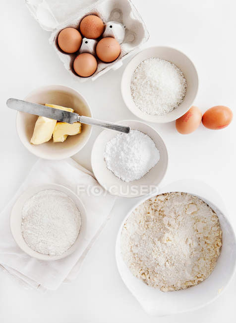 Cuencos de azúcar, harina, huevos, mantequilla - foto de stock