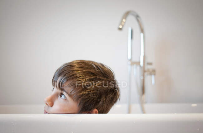Головний постріл молодого хлопчика в ванній — стокове фото