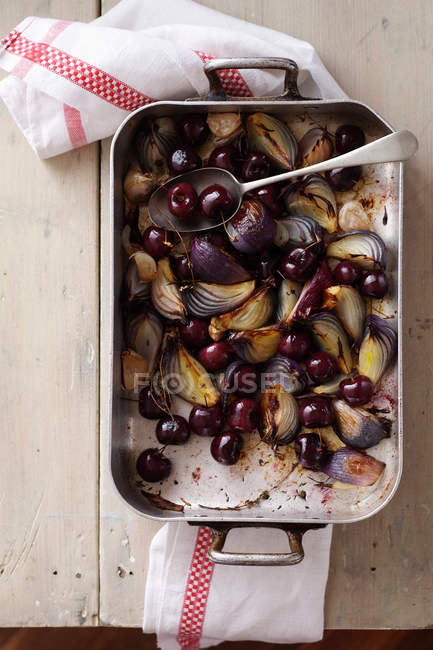 Ciliegie arrosto con cipolle rosse e aglio — Foto stock