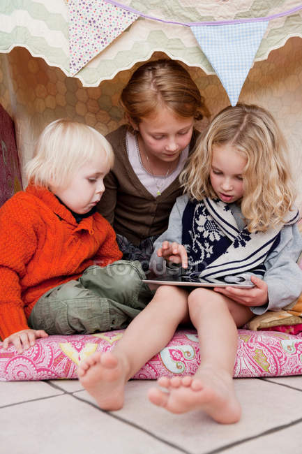 Bambini che usano tablet nel forte — Foto stock