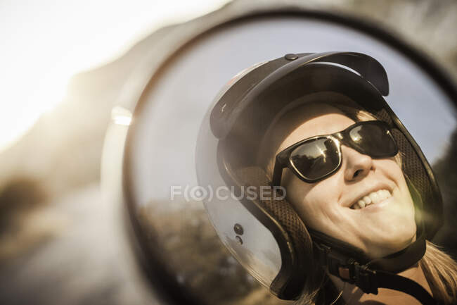 Donna con casco moto e occhiali da sole — Foto stock