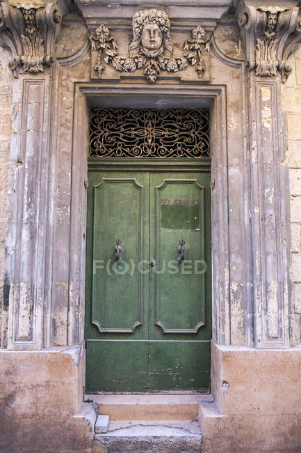 Puerta en la ciudad amurallada medieval, Mdina, Malta - foto de stock