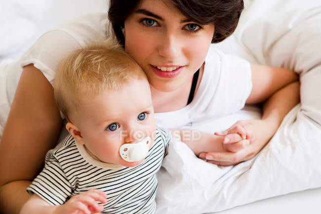 Mother and baby relaxing on couch — Stock Photo
