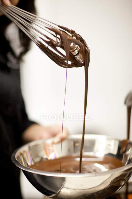 Femme avec bol à mélange et chocolat fondu — Photo de stock