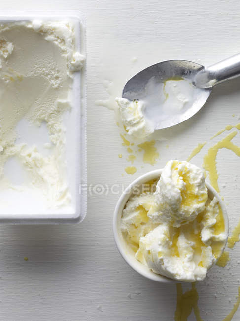 Vista superior del gelato de vainilla con sal marina y aceite de oliva - foto de stock