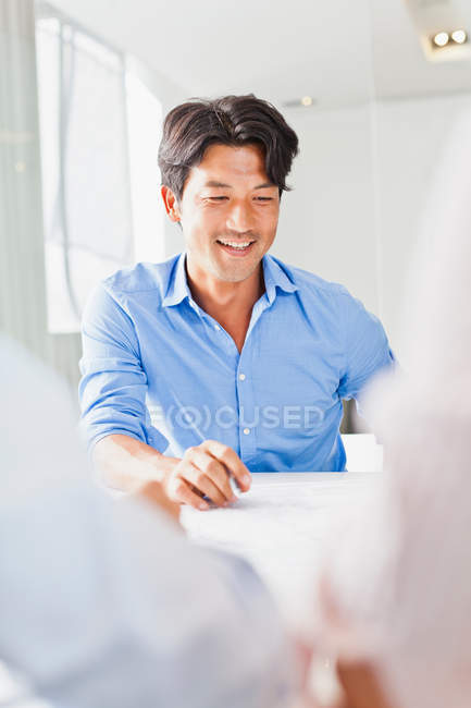 Empresário sentado em reunião — Fotografia de Stock