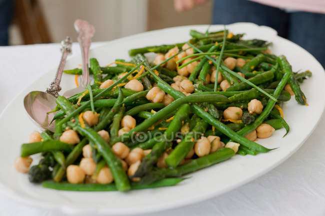 Teller mit Kichererbsen und grünen Bohnen — Stockfoto