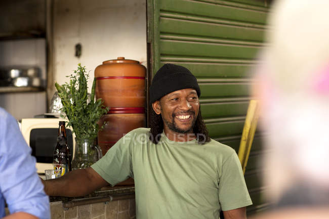 Hombre relajado con cerveza en el pub - foto de stock